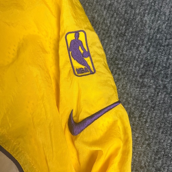 Los Angeles Lakers Windbreaker Jacket Mens Small Yellow Nike Basketball Team NBA - Picture 4 of 14